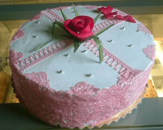 Tort koronkowy z różą